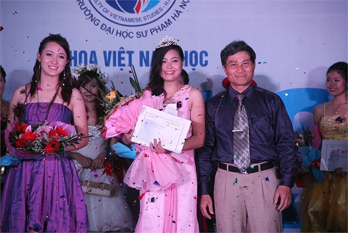 Cô gái xinh đẹp Phùng Thị Hân đã trở thành Hoa khôi nữ sinh thanh lịch Khoa Việt Nam Học năm 2012. <<NỮ SINH KINH BẮC DỊU DÀNG KHOE SẮC TRONG TÀ ÁO DÀI <<HOT GIRL CẨM TÚ ĐẸP LÃNG MẠN TRONG SẮC MÀU HOA CỎ <<NGỠ NGÀNG HOT GIRL CÓ VẺ ĐẸP GIỐNG CA SỸ BẢO THY <<NỮ SINH CĐ DU LỊCH ĐẸP DỊU DÀNG TRONG NẮNG THU